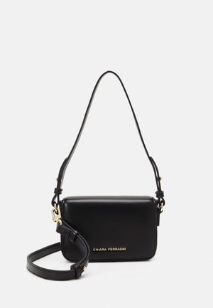 Borsa a tracolla in pelle nera con finitura liscia, impreziosita da dettagli in oro e tracolla regolabile. Presenta un logo in rilievo sulla parte frontale.