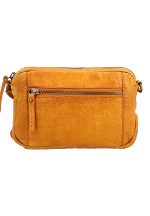Piccola borsa a tracolla rettangolare in pelle color cuoio con tasca frontale con zip e linguetta della zip visibile.