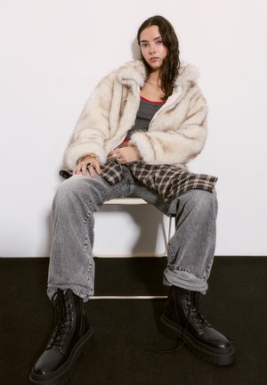 PULL&BEAR Členkové čižmy na platforme - black