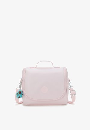 Lichtroze synthetische handtas met klep-sluiting, verstelbare schouderband en een decoratieve blauwe pompon-sleutelhanger. Bevat een logo-embleem.