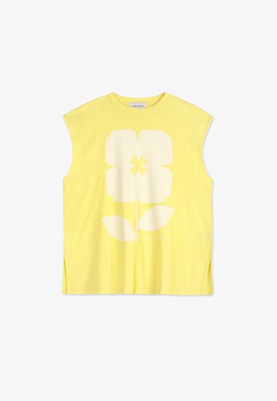 Gul ärmlös t-shirt i mjuk bomull, med en vit blommig grafik med blad, sidofickor och en rundad halsringning.