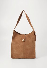 Sac bandoulière en daim marron avec une large sangle et une fermeture à boucle dorée sur le devant, sur un fond uni.