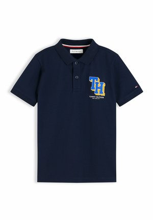 Granatowa koszulka polo z krótkim rękawem, kołnierzykiem, dwoma guzikami oraz żółto-niebieskim logo "TH" na piersi z napisem Tommy Hilfiger.