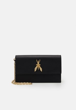 Czarny skórzany portfel z złotym emblematem owada na froncie oraz dołączonym złotym łańcuszkiem na jednolitym białym tle.