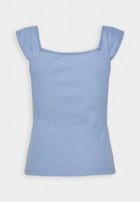 Haut bleu clair à manches courtes avec encolure carrée et bordure décorative le long de l’encolure et des manches.