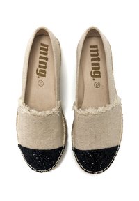 Espadrillas in tessuto beige con punta nera glitter, bordi sfrangiati e cuciture a contrasto. Taglia 37, con un design semplice e senza chiusura.