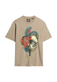 Beżowy t-shirt z bawełny z kolorową grafiką węża i czaszki z tekstem "SUPER DRY". Krótkie rękawy, okrągły dekolt.