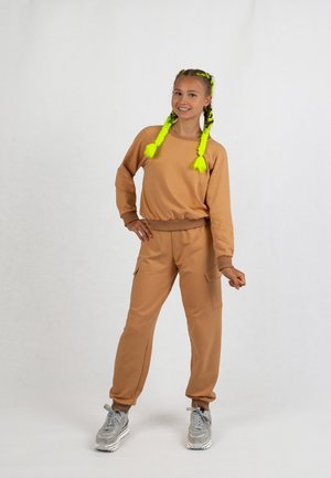 KOMPLET MARGO YOUNG SET - Cargo trousers - pomarancz