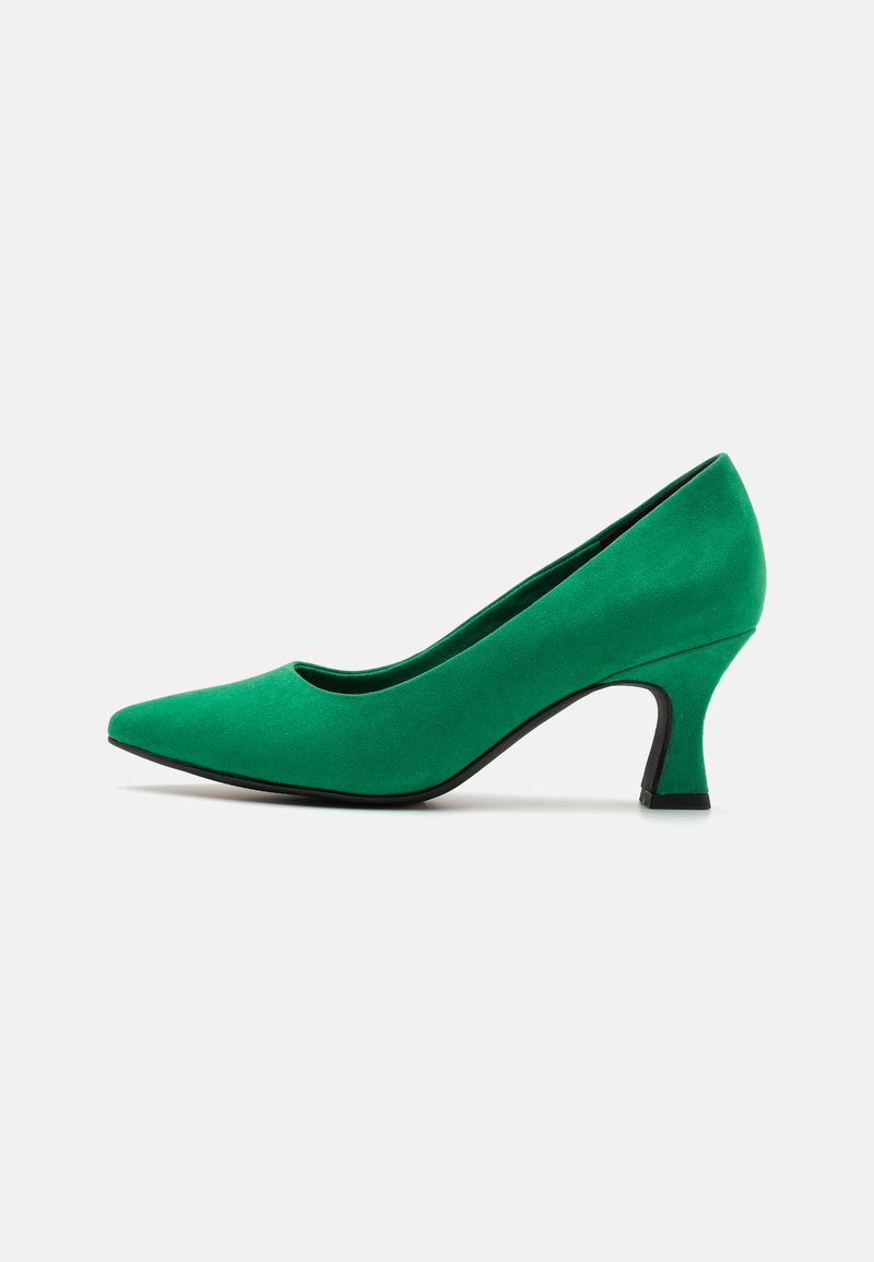 Décolleté verde in suede con punta affusolata e tacco medio curvato. Texture liscia e bordatura nera sulla suola.