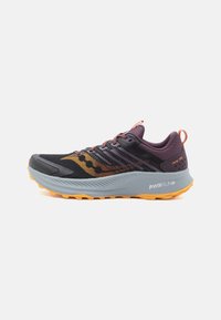 Męskie buty do biegania po szlakach w kolorze czarnym, purpurowym i pomarańczowym z szarym śródpiętkiem i wytrzymałą żółtą podeszwą, oznaczone jako PWRRUN+.