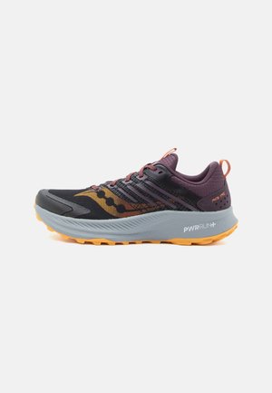 Chaussure de trail pour hommes en noir, violet et orange avec une semelle intermédiaire grise et une semelle extérieure robuste jaune, étiquetée PWRRUN+.