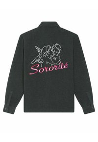 Donkergrijze shirt met lange mouwen. Achterkant heeft een witte omranding van twee cherubs en roze "Sororité" tekst in cursief. Knopmanchetten, klassieke kraag.