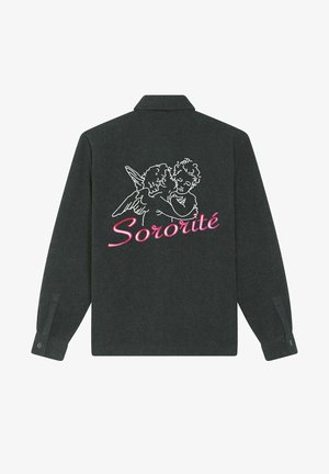 Donkergrijze shirt met lange mouwen. Achterkant heeft een witte omranding van twee cherubs en roze "Sororité" tekst in cursief. Knopmanchetten, klassieke kraag.