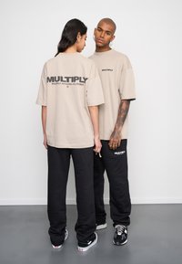 Multiply Apparel FONT  - Camiseta estampada - vintage khaki