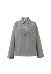 Graue Jeanshemd mit langen Ärmeln, Knopfleiste, Kragen, einer Brusttasche und fransigem Saum. Glatte Textur und lockere Passform.