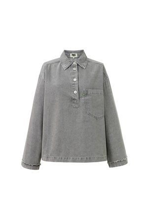 Chemise en denim gris à manches longues, avec patte de boutonnage, col, poche poitrine unique et ourlet effiloché. Texture lisse et coupe décontractée.