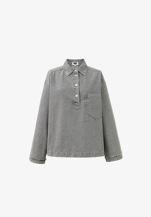 Graue Jeanshemd mit langen Ärmeln, Knopfleiste, Kragen, einer Brusttasche und fransigem Saum. Glatte Textur und lockere Passform.