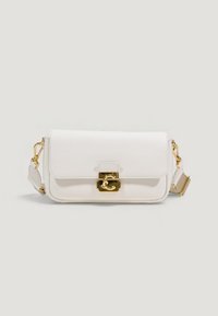 Bolso bandolera de cuero blanco con correa ajustable y cierre de broche en tono dorado sobre un fondo liso.