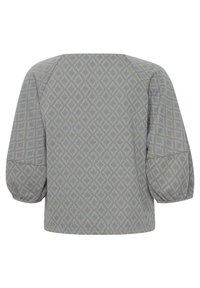 Jasnoniebieska bluzka w diamentowe wzory, z bufiastymi rękawami i okrągłym dekoltem. Miękki materiał o fakturowanym wykończeniu.