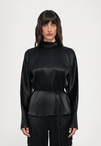 Schwarzes Satin-Oberteil mit langen Ärmeln und hohem Ausschnitt, ausgestattet mit einem Kordelzug in der Taille für eine verstellbare Passform und einer glatten, glänzenden Textur.