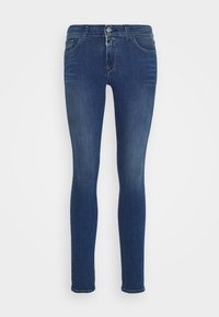 Jeans ajustados en denim azul oscuro, con un diseño de cinco bolsillos, cremallera y costuras de contraste. Textura suave con ligero desgaste.