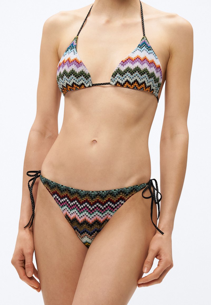 Gestrickter Bikini mit mehrfarbigem Zickzackmuster in Blau-, Orange-, Grün- und Rosatönen. Verstellbare Bänder an Hals und Hüften. Feine Struktur.