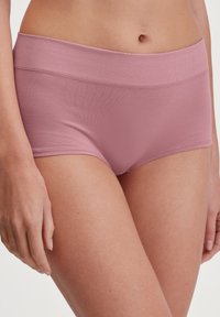 Roze katoenen boyshorts met een brede elastische tailleband. Glad textuur, naadloos ontwerp en comfortabele aansluitende pasvorm.