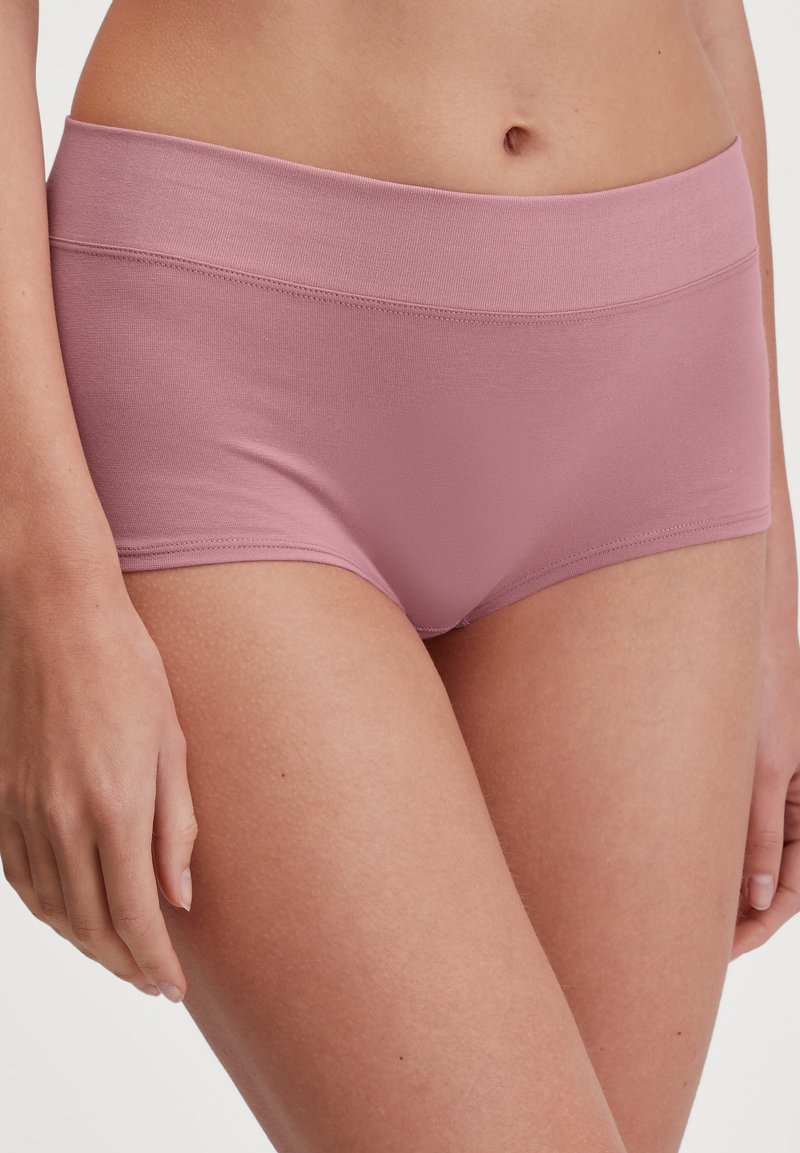 Roze katoenen boyshorts met een brede elastische tailleband. Glad textuur, naadloos ontwerp en comfortabele aansluitende pasvorm.