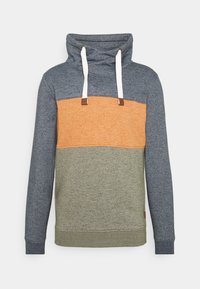 Sudadera con capucha con diseño tricolor: gris oscuro, naranja y verde oliva. Incluye cordones blancos y detalles en cuero marrón.