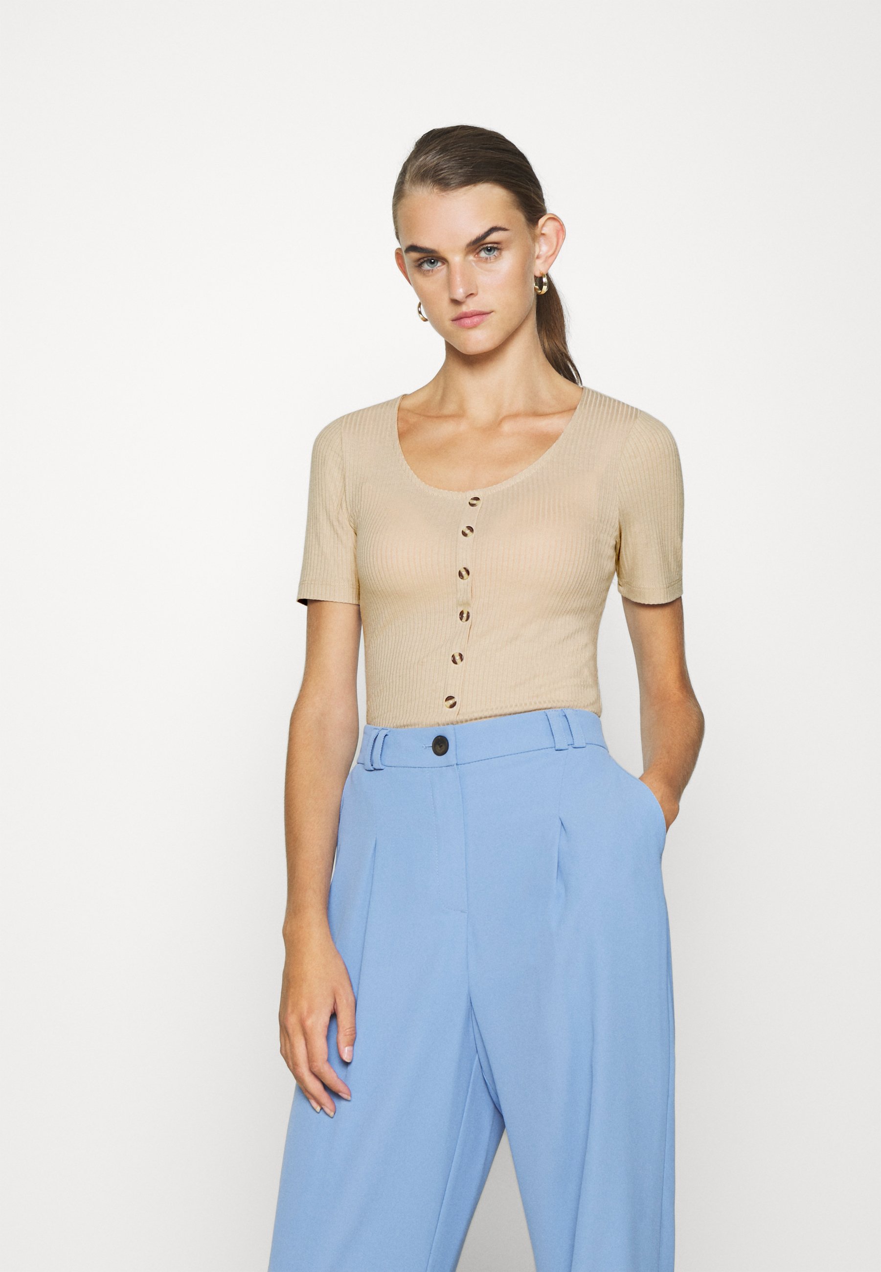 b.young TOELLA T shirts med print cement Zalando.no b.young TOELLA - T-shirts med print - cement