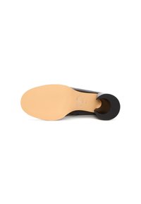 Vue de la semelle d'une chaussure habillée en cuir noir avec un talon rond empilé et une semelle beige lisse comportant une empreinte du logo et un numéro de taille.