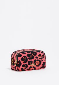 Bolso de cosméticos de estampado de leopardo rosa con forma redondeada, cremallera negra y logo dorado. Fabricado en un tejido suave con un acabado texturizado.