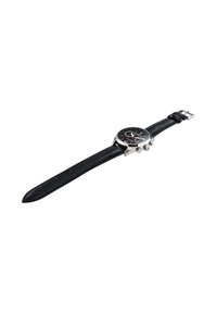 Reloj de pulsera con correa de cuero negra, esfera negra, caja plateada y tres botones laterales, mostrado plano sobre un fondo blanco.