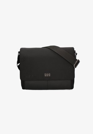 Borsa a tracolla nera con tessuto texturizzato, pannello inferiore liscio, tracolla regolabile e dettaglio del logo metallico sulla parte frontale.