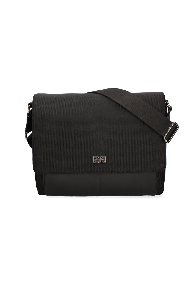 Borsa a tracolla nera con tessuto texturizzato, pannello inferiore liscio, tracolla regolabile e dettaglio del logo metallico sulla parte frontale.
