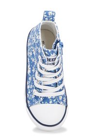 Baskets en toile bleue à motifs floraux avec des lacets blancs, semelle en caoutchouc et capot de protection. Dispose d'une fermeture éclair et d'une boucle au talon pour un enfilage facile.