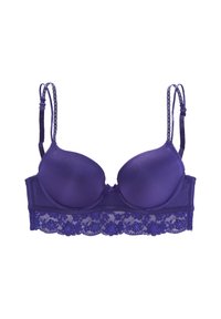 Sujetador acolchado morado con adornos de encaje en la banda y las tirantes. Textura de tela suave con un patrón floral de encaje a lo largo del borde inferior.