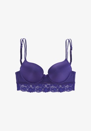 Soutien-gorge rembourré violet avec des détails en dentelle sur la bande et les bretelles. Texture de tissu lisse avec un motif floral en dentelle le long du bord inférieur.