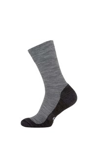 Grijze sok met een donkergrijze hiel en teen. Heeft een geribbelde textuur en naadloze constructie voor comfort. Standaard enkelhoogte ontwerp.