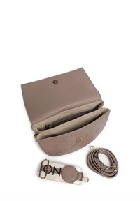 Beige Lederhandtasche mit geprägtem Muster, geöffnet, um zwei Fächer und eine Reißverschlusstasche zu zeigen; inklusive abnehmbarem Riemen.