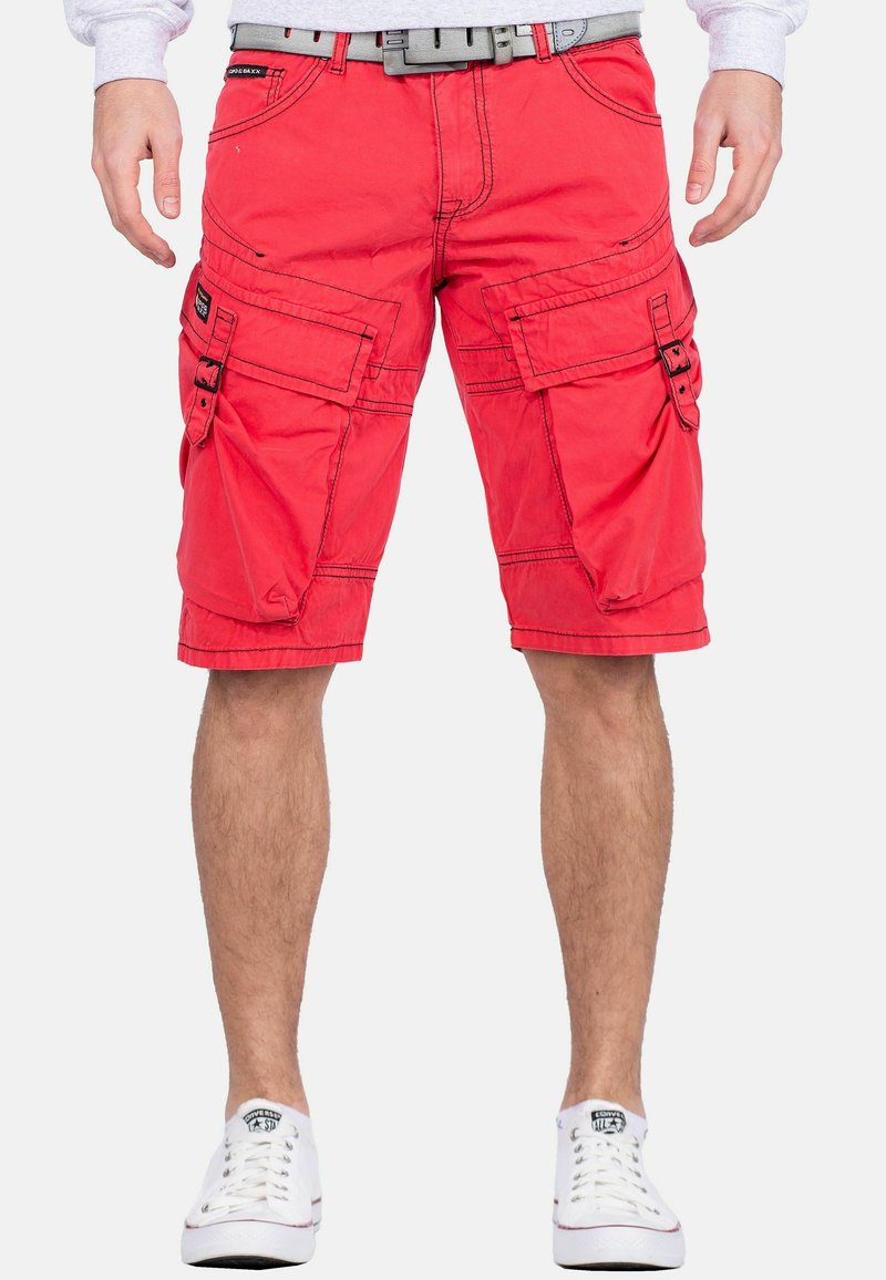 Rode cargoshorts van lichtgewicht stof, met meerdere zakken en een riem. Flat front met stiksels, knielange snit.