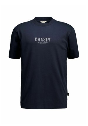T-shirt blu navY a maniche corte con scollo rotondo, con la scritta "CHASIN'" e un piccolo slogan stampati in grigio chiaro sul petto.