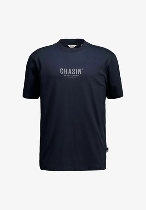 Tricou bleumarin cu mâneci scurte și guler rotund, cu textul „CHASIN'” și un slogan mai mic imprimate în gri deschis pe piept.