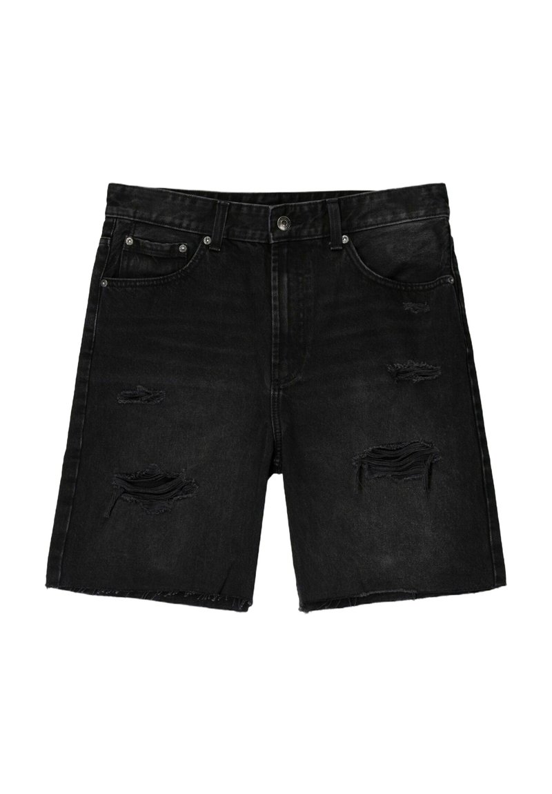 Črne denim kratke hlače s obrabljenim vzorcem, ki vključujejo raztrgane podrobnosti spredaj, pet žepov in kovinsko gumbno zapiranje.