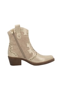 Botín beige de ante y cuero, con un patrón decorativo de cortes, tachuelas circulares y una cremallera lateral con una pequeña lengüeta.
