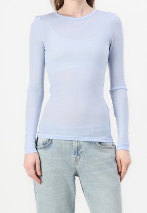 Lichtblauw shirt met lange mouwen, gemaakt van een doorschijnend, lichtgewicht materiaal. Heeft een ronde halslijn en een aansluitend silhouet.