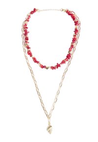 Collana in oro a due fili, uno con perline di pietra rossa e accenti, e un pendente a forma di conchiglia in oro al centro.