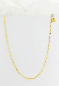 Gouden ketting met een ingewikkeld gedraaid ontwerp en een kleine decoratieve bedel. De ketting heeft een gladde, reflecterende textuur.