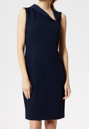 Robe sans manches bleu marine avec un col plié, design ajusté et coupe au genou. Tissu lisse avec des lignes nettes et sans motifs visibles.