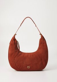 Handtas van suède in roestkleur met een gebogen silhouet, enkele riem en gouden hardware accenten. Heeft een zachte textuur en minimale details.